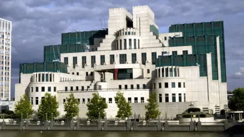 MI6 Rolls Out Deep Web Portal to Recruit Intelligence Sources in Russia